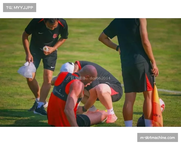 海港加布里埃尔无对抗倒地 右膝重伤具体伤情仍需评估